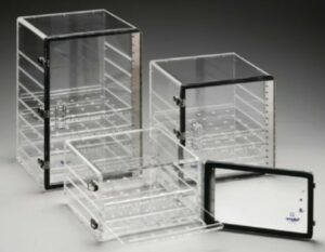 Armoire de dessiccation équipée de gel de silice orange, une solution idéale pour le contrôle précis de l'humidité dans les environnements confinés. Le gel de silice coloré, placé à l'intérieur de l'armoire de dessiccation, absorbe efficacement l'humidité ambiante pour maintenir un taux optimal et protéger les objets sensibles stockés, tels que des équipements électroniques, des pièces métalliques ou des échantillons scientifiques. La particularité du gel de silice orange réside dans son indicateur coloré, qui change de teinte lorsque la capacité maximale d’absorption est atteinte. Cette fonction visuelle permet un suivi facile et intuitif, garantissant que l'armoire de dessiccation reste parfaitement sèche en tout temps. Utilisée dans des laboratoires, des industries ou des espaces de stockage spécialisés, cette combinaison d’une armoire de dessiccation et de gel de silice orange offre une solution fiable pour préserver vos objets contre les dommages liés à l'humidité, tels que la corrosion, les moisissures ou la détérioration des matériaux sensibles. Durable et pratique, cette installation contribue à une conservation optimale et prolongée.