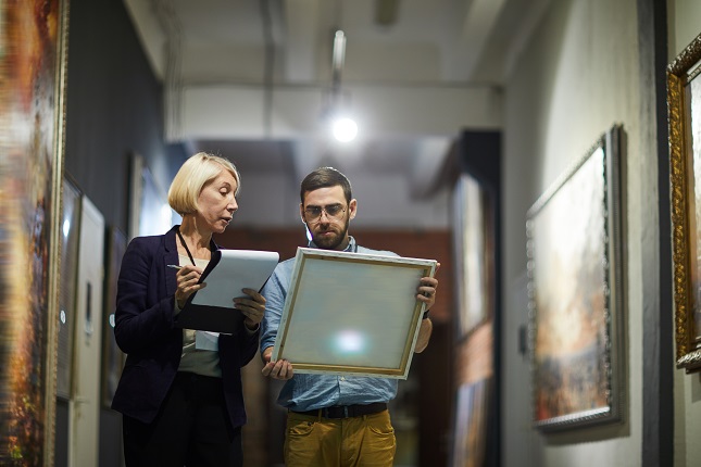 utilisation du gel de silice dans les musées pour protéger les œuvres d'art : "Utilisation du gel de silice dans les musées pour préserver les œuvres d'art. Le silicagel, un déshydratant efficace, est placé dans les galeries ou les vitrines pour absorber l'humidité et prévenir la détérioration des peintures, sculptures et autres artefacts sensibles. Grâce à ses propriétés de déshumidification, le gel de silice aide à maintenir un environnement stable et sûr, protégeant ainsi les trésors culturels de l'humidité qui pourrait les abîmer." "Le gel de silice utilisé dans les musées pour contrôler l'humidité et protéger les œuvres d'art. Le silicagel est placé dans des sachets ou des boîtes de conservation pour absorber l'humidité excédentaire, préservant ainsi la qualité et l'intégrité des objets précieux exposés. Sa capacité à réguler l'humidité garantit que les œuvres d'art restent intactes et en bon état, sans risque de moisissure ou de dégradation due à l'humidité ambiante." "Illustration de l'emploi du silicagel dans les musées pour la conservation des œuvres d'art. Le gel de silice, grâce à sa capacité à capter l'humidité, est utilisé pour éviter les dommages liés à l'humidité dans les expositions artistiques. Son efficacité en tant que dessiccant protège les artefacts fragiles en maintenant un climat stable, essentiel pour la préservation à long terme des objets culturels précieux."