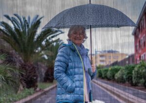 Protection contre l'humidité pour un appareil photo et objectifs en Indonésie grâce à des sachets de gel de silice, assurant la préservation des équipements dans un climat tropical.