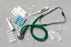 Plaquettes de médicaments étalées sur un bureau, soulignant l'importance du gel de silice pour maintenir leur stabilité et prolonger leur durée de conservation.