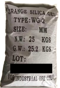 Sac de 25 kg de gel de silice, utilisé pour l'absorption de l'humidité dans les environnements industriels et logistiques. Sac de 25 kg de gel de silice, utilisé comme déshydratant pour l'absorption de l'humidité dans les applications industrielles et logistiques.