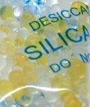 sachets de gel de silice mixte, combinant gel de silice blanc et gel de silice coloré. Ces sachets offrent une double efficacité pour absorber l'humidité et incluent un indicateur coloré passant de l’orange au vert sombre à saturation. Idéal pour protéger les produits sensibles lors du transport, du stockage ou de la conservation.