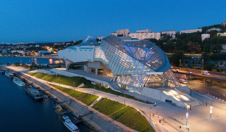Gel de silice utilisé pour protéger les collections du Musée des Confluences contre l'humidité, garantissant la conservation des œuvres d'art, artefacts historiques et archives précieuses dans un environnement optimal.