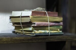 Sachets de gel de silice coloré orange pour protéger archives et livres contre l'humidité, assurant une conservation optimale dans des boîtes plastiques ou cartons.