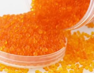 Le gel de silice orange, utilisé comme dessiccant et déshydratant, absorbe efficacement l’humidité pour protéger les emballages, équipements électroniques et produits sensibles. Grâce à son indicateur coloré, il change de teinte lorsqu’il est saturé, permettant un remplacement facile pour une protection optimale contre la condensation et la corrosion.