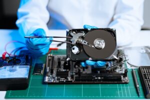 Sachets déshydratants conçus pour protéger les appareils électroniques et composants sensibles de l'humidité, prévenant la corrosion et les courts-circuits.