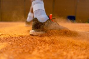 Évitez la poussière sur vos terrains de tennis en terre battue ! Grâce à l’utilisation d’un gel absorbant à base de chlorure de calcium, stabilisez la surface de jeu et réduisez efficacement la levée de poussière. Une solution simple, rapide et durable pour garantir des conditions de jeu optimales. Découvrez notre solution anti-poussière pour terrains de tennis