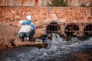 Protégez vos appareils des réseaux d’assainissement contre l’humidité ! Dans un environnement humide et exigeant, l’utilisation de dessiccants performants est essentielle pour éviter la condensation et prolonger la durée de vie des équipements. Grâce aux sachets de gel de silice et aux tamis moléculaires, l’humidité est efficacement absorbée, assurant une protection optimale des composants électroniques installés en milieux fermés.