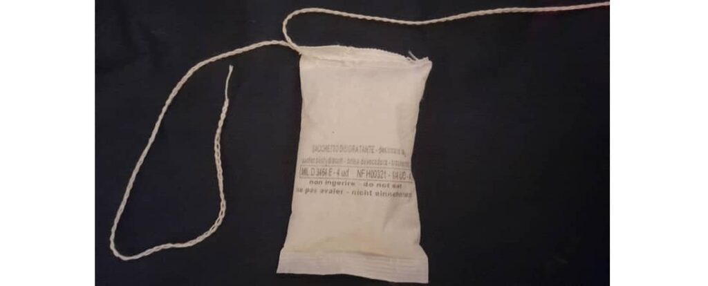 Le sachet déshydratant avec ficelle, rempli d’argile bentonite, permet d’absorber efficacement l’humidité dans les espaces confinés. Idéal pour le séchage des cuves IBC, des réservoirs et des conteneurs, il se suspend facilement grâce à sa ficelle intégrée, garantissant une évacuation rapide de l’humidité sans contact direct avec les parois. Optez pour une protection deshydratante anti-humidité efficace et naturelle