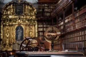 Les sachets dessiccants empêchent la dégradation des tableaux, manuscrits, photographies et textiles anciens, garantissant une conservation optimale dans les musées et bibliothèques.