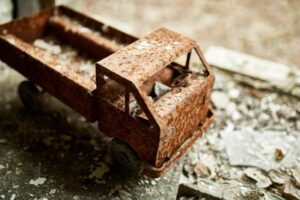 Des pièces métalliques avant et après stockage avec des sachets déshydratants : une différence nette grâce à une protection efficace contre la corrosion.