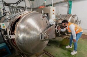 Une cuve IBC équipée d’un respirateur avec du déshydratant fixé sur l’orifice d’évent : une solution simple et efficace pour éviter l’entrée d’air humide lors des prélèvements et protéger le liquide contenu contre toute dégradation liée à l’humidité.