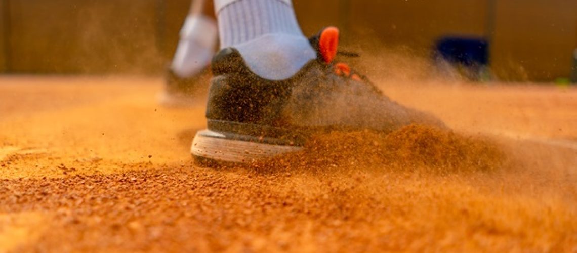 Évitez la poussière sur vos terrains de tennis en terre battue ! Grâce à l’utilisation d’un gel absorbant à base de chlorure de calcium, stabilisez la surface de jeu et réduisez efficacement la levée de poussière. Une solution simple, rapide et durable pour garantir des conditions de jeu optimales. Découvrez notre solution anti-poussière pour terrains de tennis