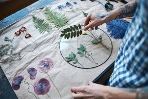 Créer un herbier permet de préserver les plantes tout en conservant leurs couleurs et leur structure. Grâce au gel de silice mixte, le séchage est plus rapide et efficace, garantissant une conservation optimale des spécimens.