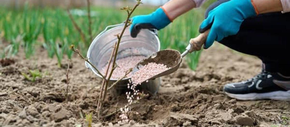 Sachets de gel de silice pour le stockage sécurisé des engrais agricoles : une solution efficace contre l’humidité et le compactage des granulés.