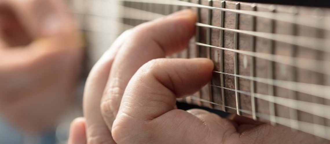 l'humidité dans l'étui de la guitare provoque rouille et déformation du son des cordes