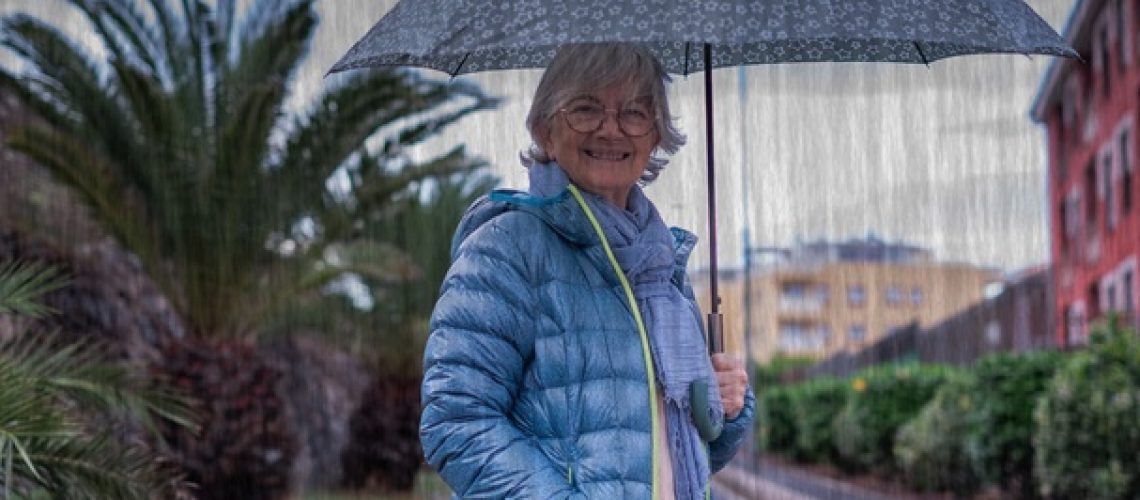 Protection contre l'humidité pour un appareil photo et objectifs en Indonésie grâce à des sachets de gel de silice, assurant la préservation des équipements dans un climat tropical.