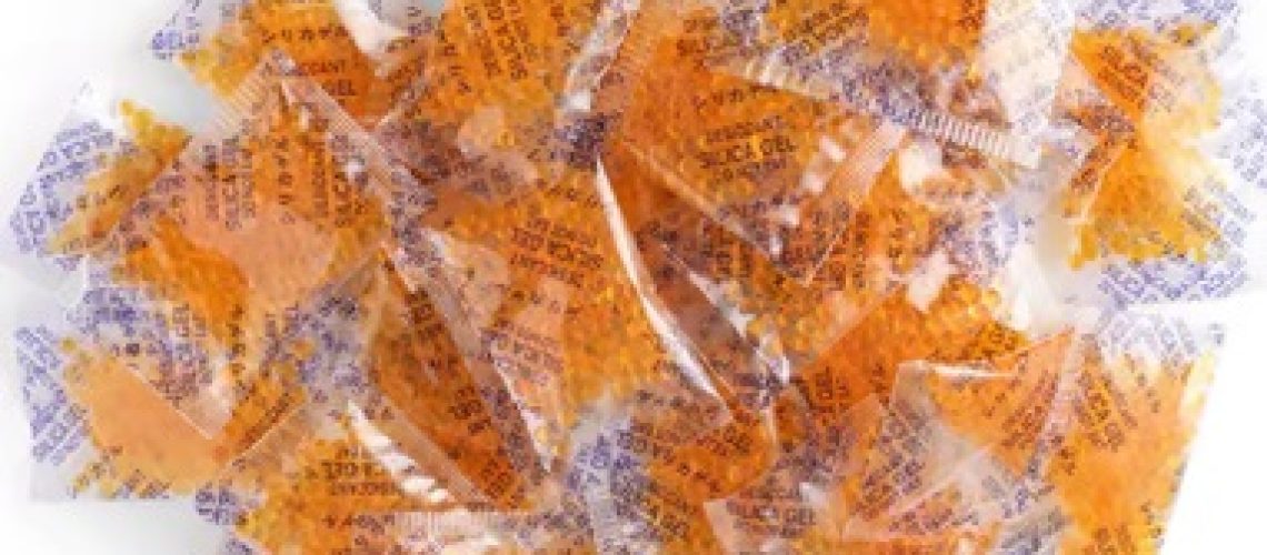 Gel de silice orange : un déshydratant efficace avec indicateur coloré, idéal pour protéger vos produits sensibles de l'humidité.