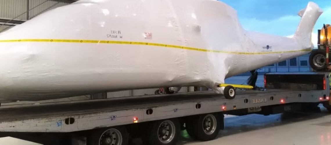 Un moteur d’avion protégé avec la technique du shrinkage et des sachets de gel de silice pour absorber l’humidité. Cette combinaison offre une protection optimale contre la corrosion et les dommages causés par l’eau durant le transport et le stockage. Transport sécurisé de moteurs d’avion grâce au film rétractable et aux sachets déshydratants en gel de silice.